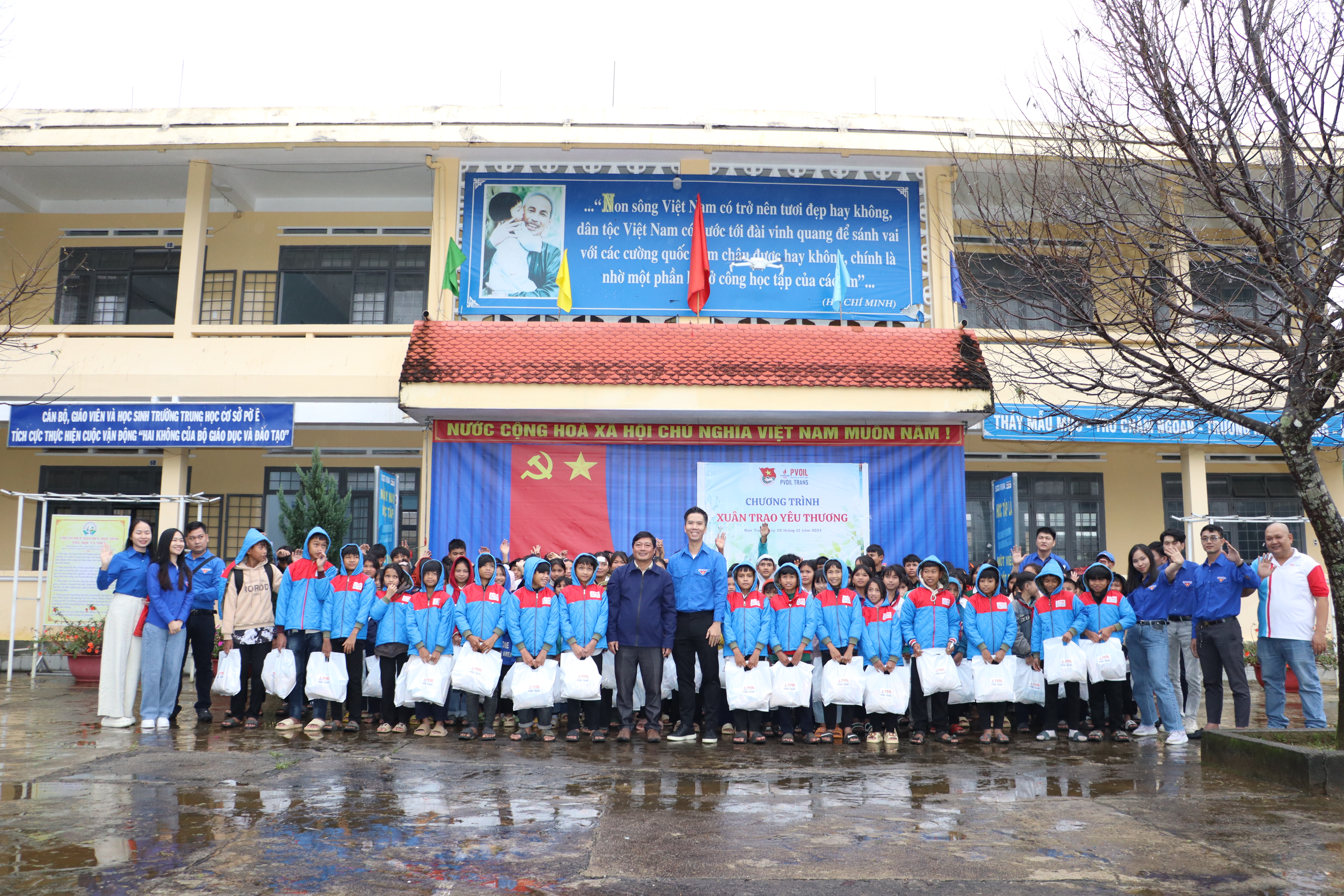 Đoàn thanh niên PVOIL Trans và PVOIL Miền trung - cn Gia Lai Kon Tum tổ chức chương trình thiện nguyện “Xuân trao yêu thương”.