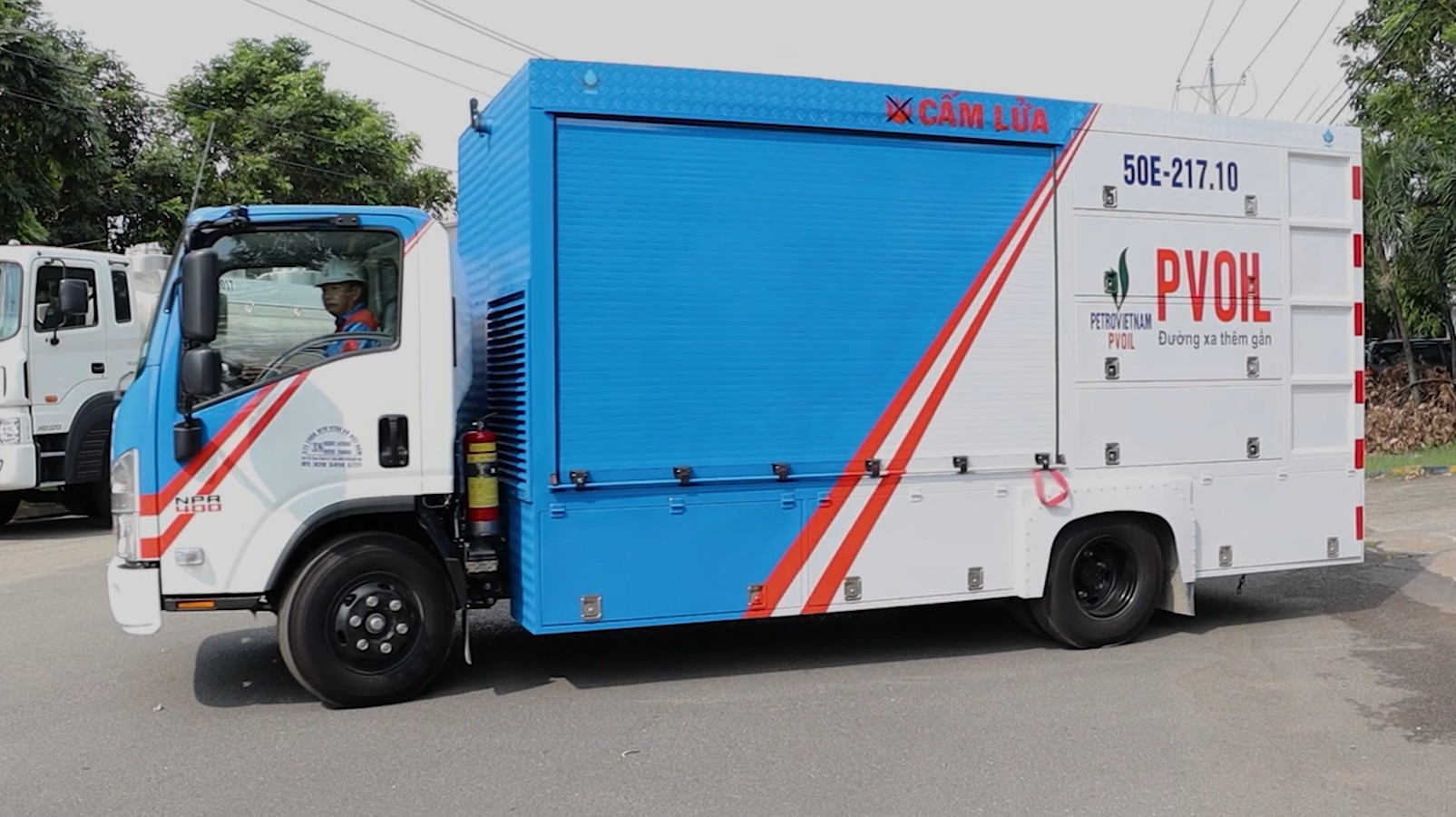 Dịch vụ vệ sinh súc rửa bồn bể xăng dầu tự động bằng xe chuyên dụng