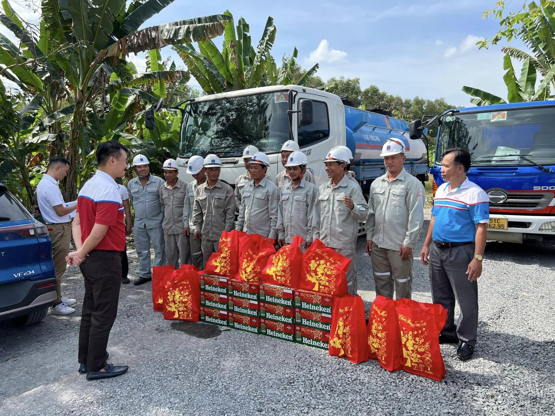 Ban Lãnh đạo PVOIL Trans thăm hỏi và trao quà Tết nhân viên