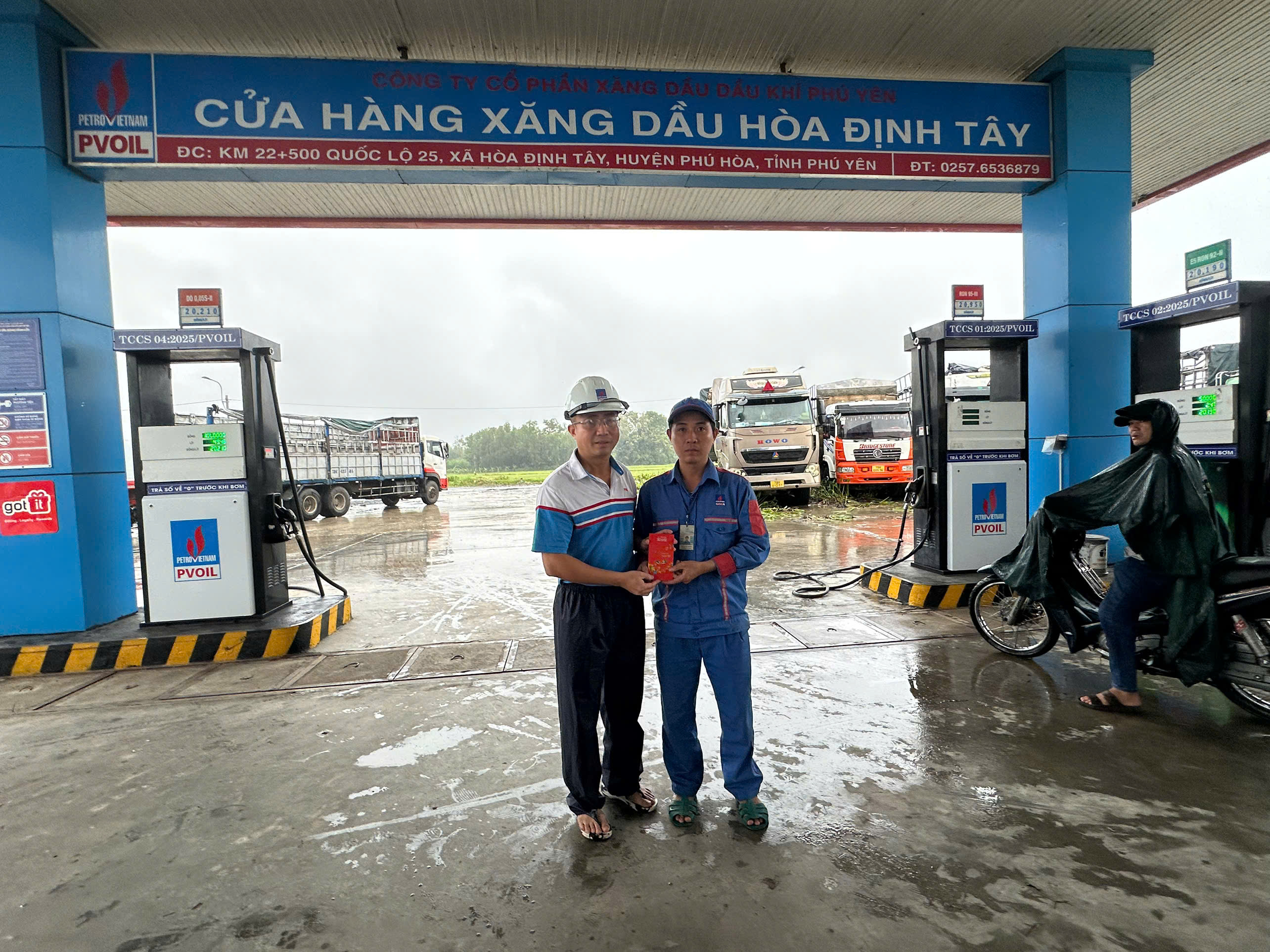 Nhân viên PVOIL dũng cảm cứu người trong nước lũ