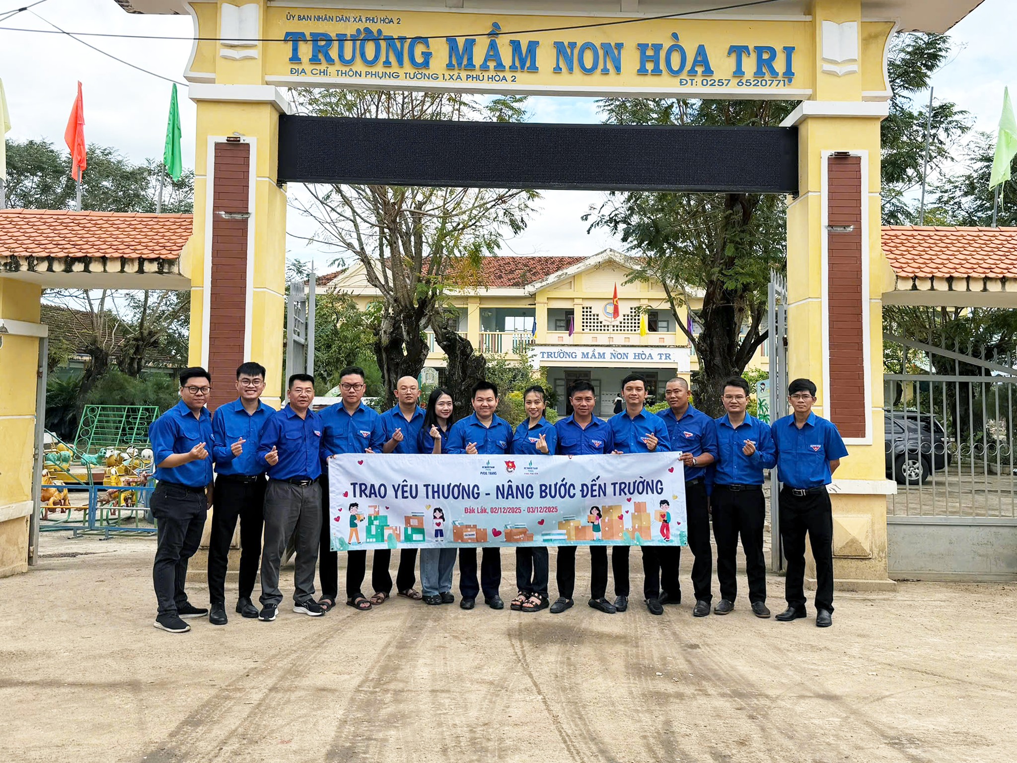 Tuổi trẻ PVOIL “TRAO YÊU THƯƠNG – NÂNG BƯỚC ĐẾN TRƯỜNG” tới các em nhỏ vùng lũ tại Phú Yên